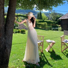 批发法式白色网纱V领挂脖<b class='q'>连衣裙</b>女夏季度假风收腰巨好看蕾丝<b class='q'>露背</b>长裙