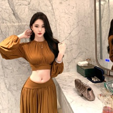 批发新<b class='q'>春</b>秋盛宴焦糖色蝙蝠袖圆领上衣+抽褶垂感开叉半裙套装