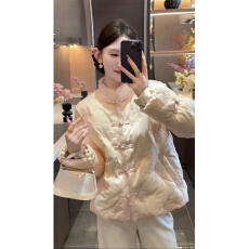 周粥粉蝶2025冬季新款盘扣刺绣加绒保暖羽绒服