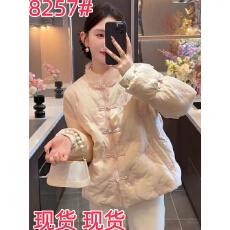 批发周粥粉蝶2025冬季新款盘扣刺绣加绒保暖羽绒服