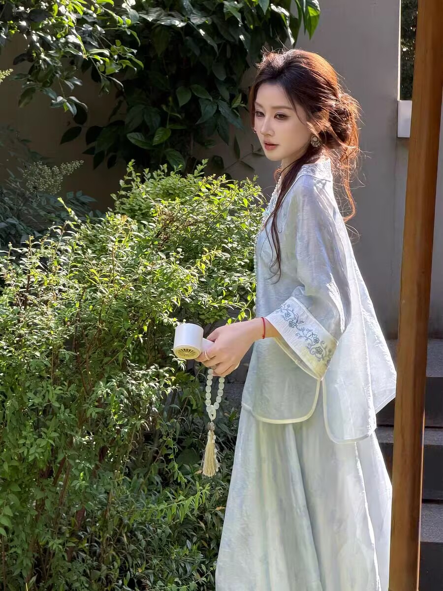 파빌리온 와우 연기 나비 섀도우 맨 실크 얼음 블루 자수 맨위 레이스 측면 반 스커트