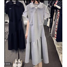 批发出货中拼接连衣裙