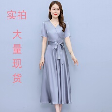 批发实拍 2026夏新款醋酸缎面<b class='q'>连衣裙</b>修身气质V领大摆沙滩长裙