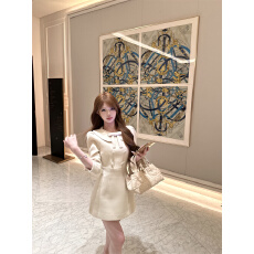 批发实拍奶油彼得潘翻领蝴蝶结双排扣收腰连衣裙女