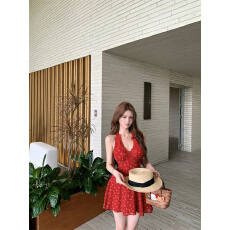 批发实拍红色碎花蕾丝<b class='q'>露背</b>挂脖<b class='q'>连衣裙</b>女夏季海边度假绝美巨收腰短裙子