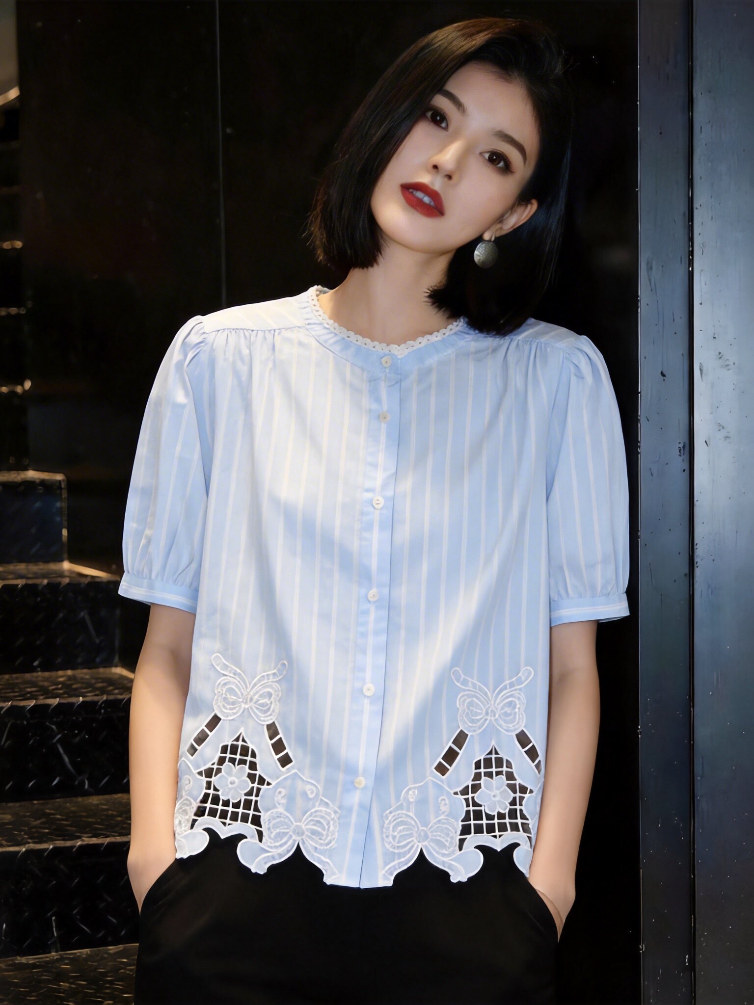 프랑스식 연령 감소 파란색 스트라이프 홀로우 아웃 반팔 여성 셔츠 2026 여름 새로운 디자인 센스 셔츠 맨위 트렌디