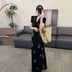 批发2026开春新款短袖显瘦气质V领烟花黑色烫钻高腰长裙套装n