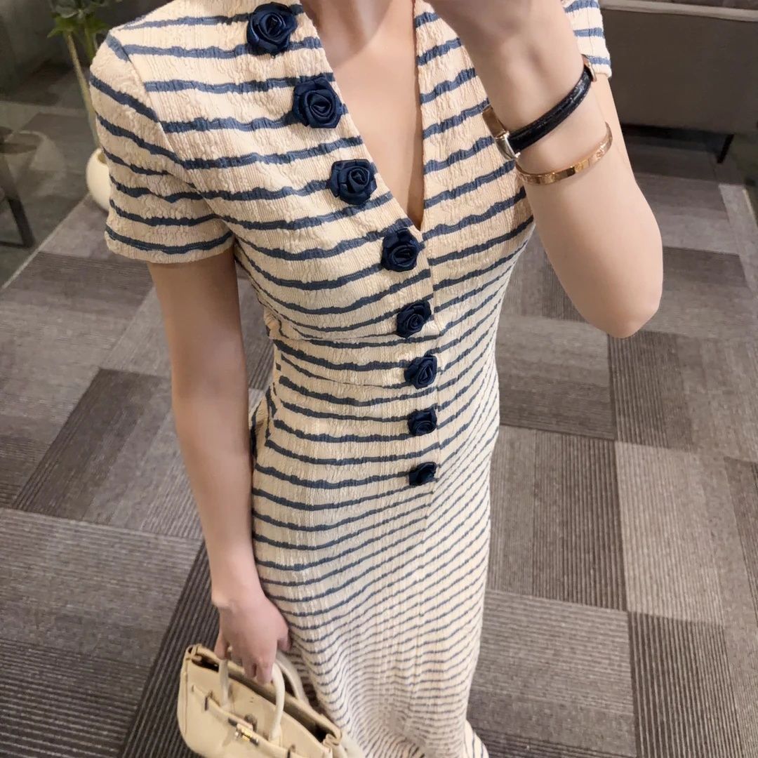 2026 여름 새로운 캐주얼 반팔 스트라이프 V넥 연령 감소 패션 느긋한 드레스