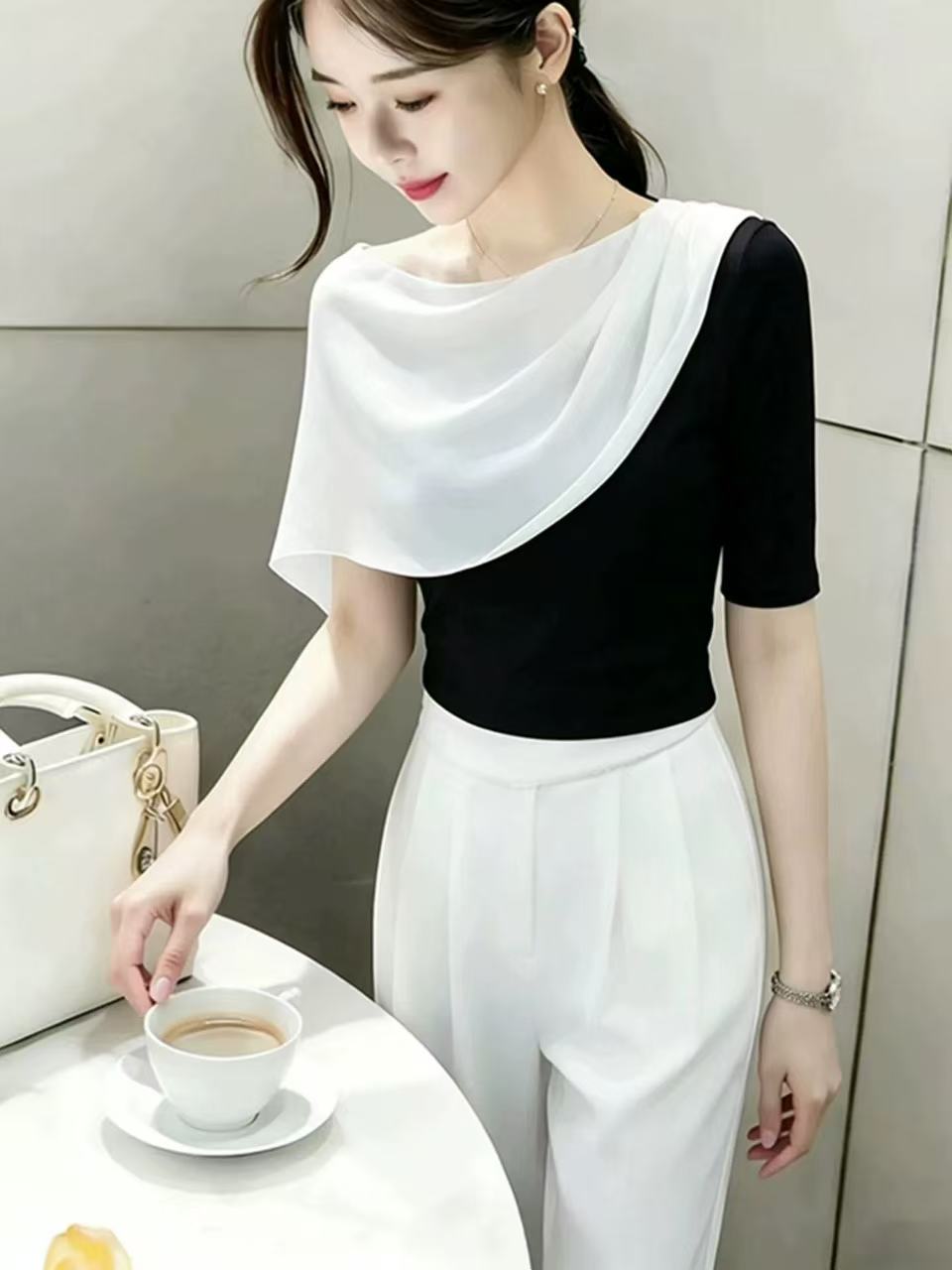유럽 상품 빛 럭셔리 고급 디자인 센스 흑인과 백인 패치워크 맨위 2026 Chic 아름다운 외국 가스 숄 반팔 티셔츠 여름