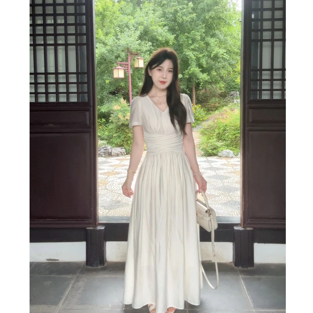 마이크로 지방 프랑스식 차 휴식 부드러운 품격 V넥 드레스 2026 여름 허리 수축 슬림해 보이는 디자인 센스 해변 롱 스커트
