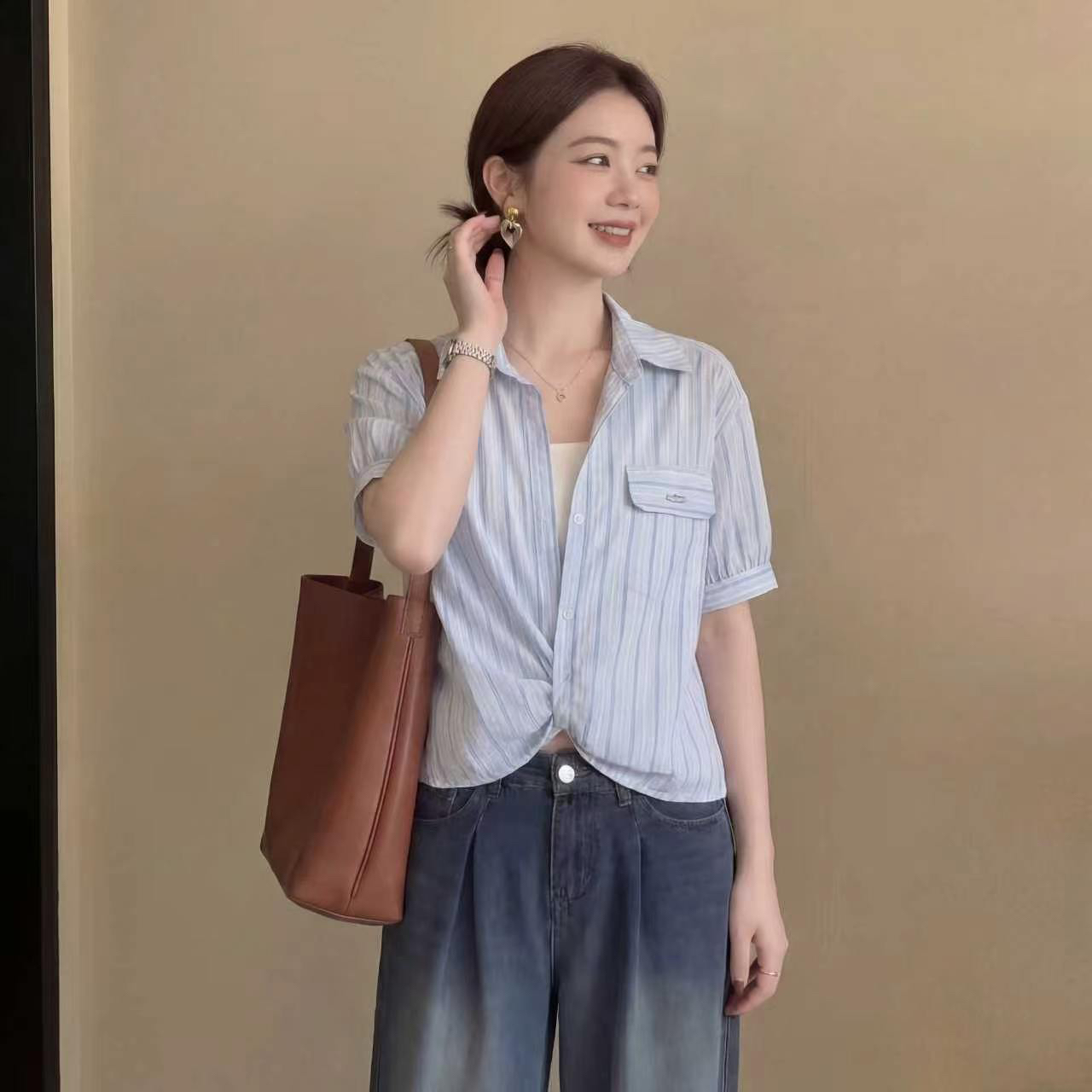 실사 부드러운 바람 스트라이프 사실 두 조각 여성 셔츠 여름 비틀림 허리 수축 슬림해 보이는 다용도 반팔 맨위