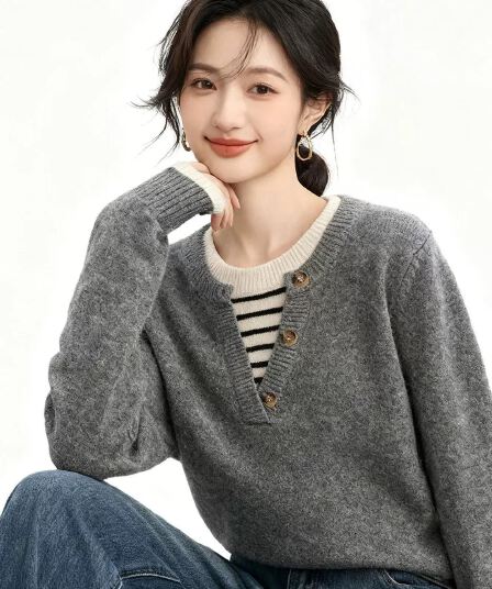 가을 겨울 페이크 레이어드 스트라이프 패치워크 V넥 단추 니트 스웨터 여성 2026 새로운 회색 느슨함 센스 스웨터 맨위