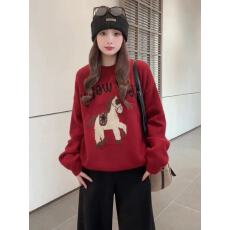 批发安南冬季新款设计感独特宽松圆领新年氛围感红色字母小马毛衣女