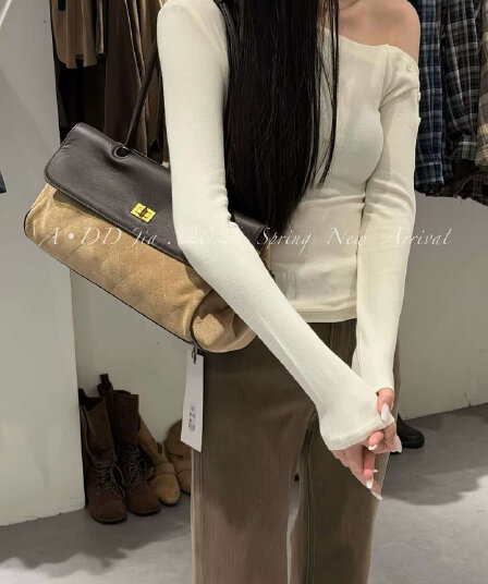 새로운 순수한 욕망 핫걸 몸매 가꾸기 슬림해 보이는 오프숄더 긴팔 티셔츠 여성 작은 대중 디자인 센스 비스듬한 칼라 다용도 맨위