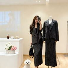 批发实拍新款设计感洋气显瘦镶钻<b class='q'>西装外套</b>开叉半身裙通勤套装