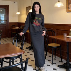 批发秋季百搭休闲时尚番茄刺绣圆领<b class='q'>卫衣</b>+简约百搭羊毛A版不开叉半身裙