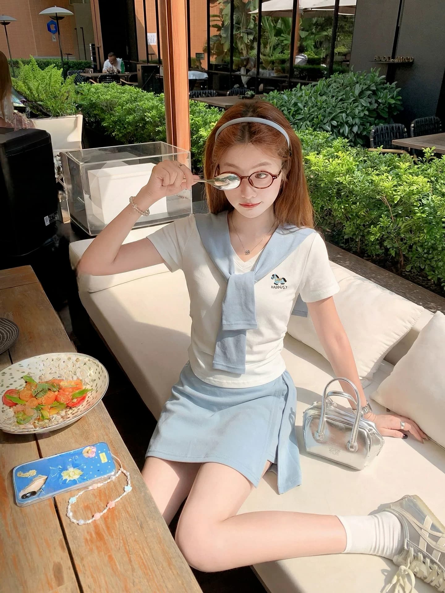 배색 숄 칼라 반팔 티셔츠 불규칙 반신 미니 스커트 달콤한 자매 연령 감소 캐주얼 투피스 세트