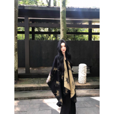 批发落日银杏针织斗篷披肩两用女外搭2026新款围巾<b class='q'>连衣裙</b>套装