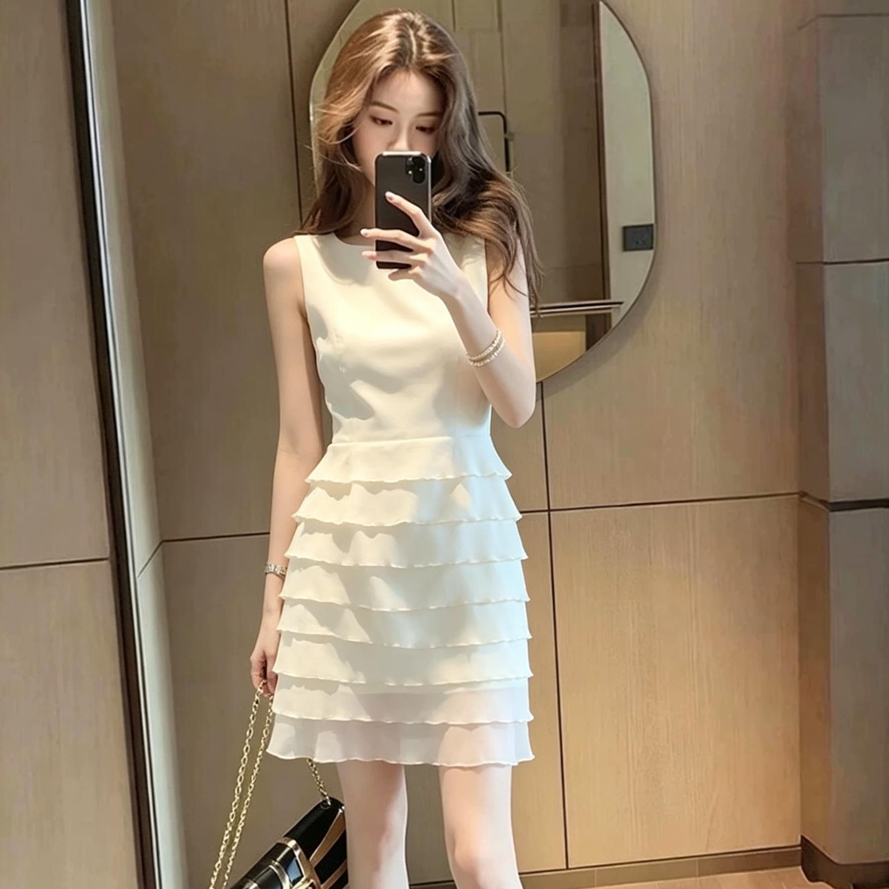 화이트 민소매 여성 드레스 2026 여름 새로운 디자인 센스 프릴 허리 수축 하얀 달빛 첫사랑 A라인 스커트