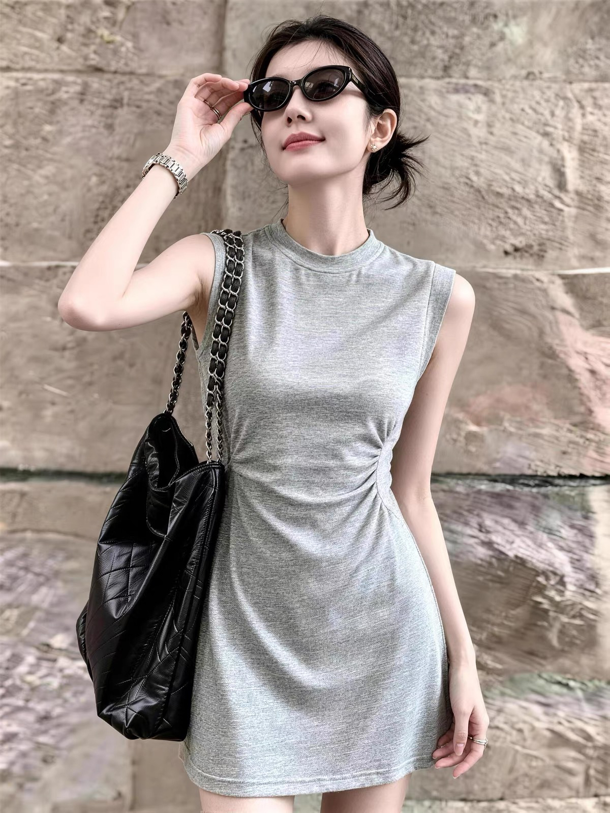 BY28671# 灰色捏褶圆领无袖连衣裙女新款夏简约修身显瘦百搭背心裙短裙 服裝批發女裝批發服飾貨源