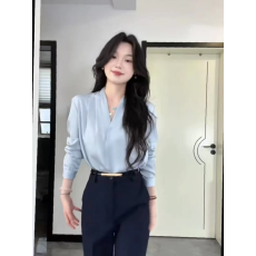 批发法式蓝色V领<b class='q'>衬衫</b><b class='q'>女</b>春季新款高级感通勤<b class='q'>职业</b><b class='q'>衬衣</b>叠穿内搭长袖上衣