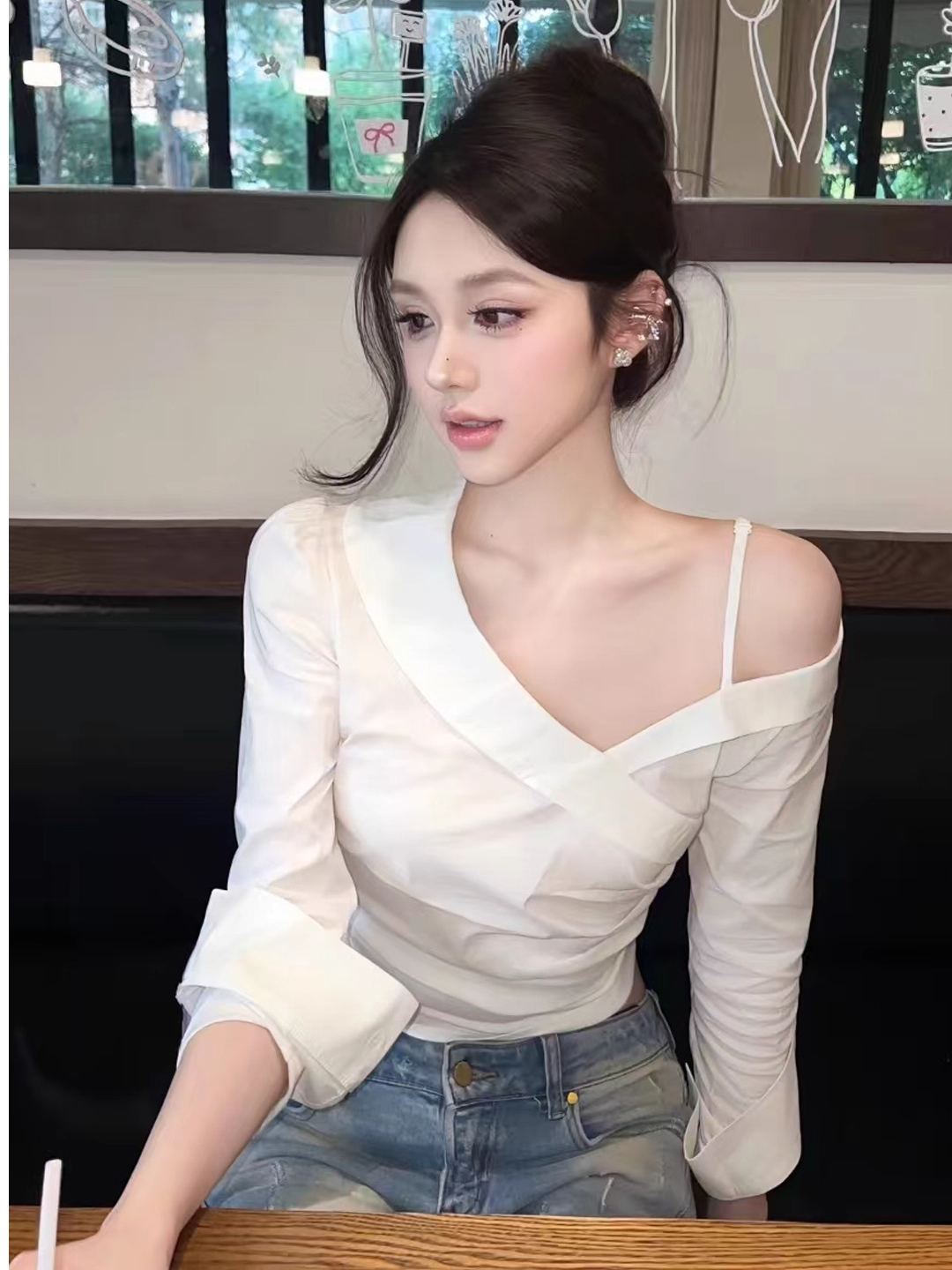 쉬 妍 같은 단락 2026 봄 새로운 프랑스식 부드러운 바람 십자가 V넥 오프숄더 셔츠 섹시함 주름 맨위 여성