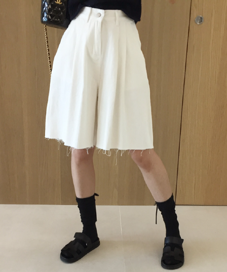 삼색 지금 바늘 Pleat 거친 가장자리 넓은 다리 데님 바지 반바지