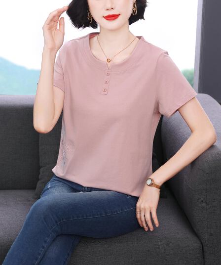 2026 년 여름 새로운 신강 길다 플러시 면 반소매 맨위 하늘색 자수 반팔 티셔츠 여성 작은 V넥 디자인