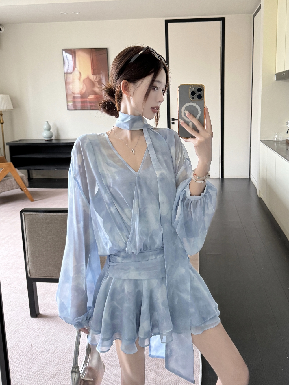 V넥 꽃무늬 여성 드레스 2026 봄 여름 새로운 프랑스식 레트로 쇼트 스타일 플리츠 헤일로 염색 긴팔 쉬폰 치마