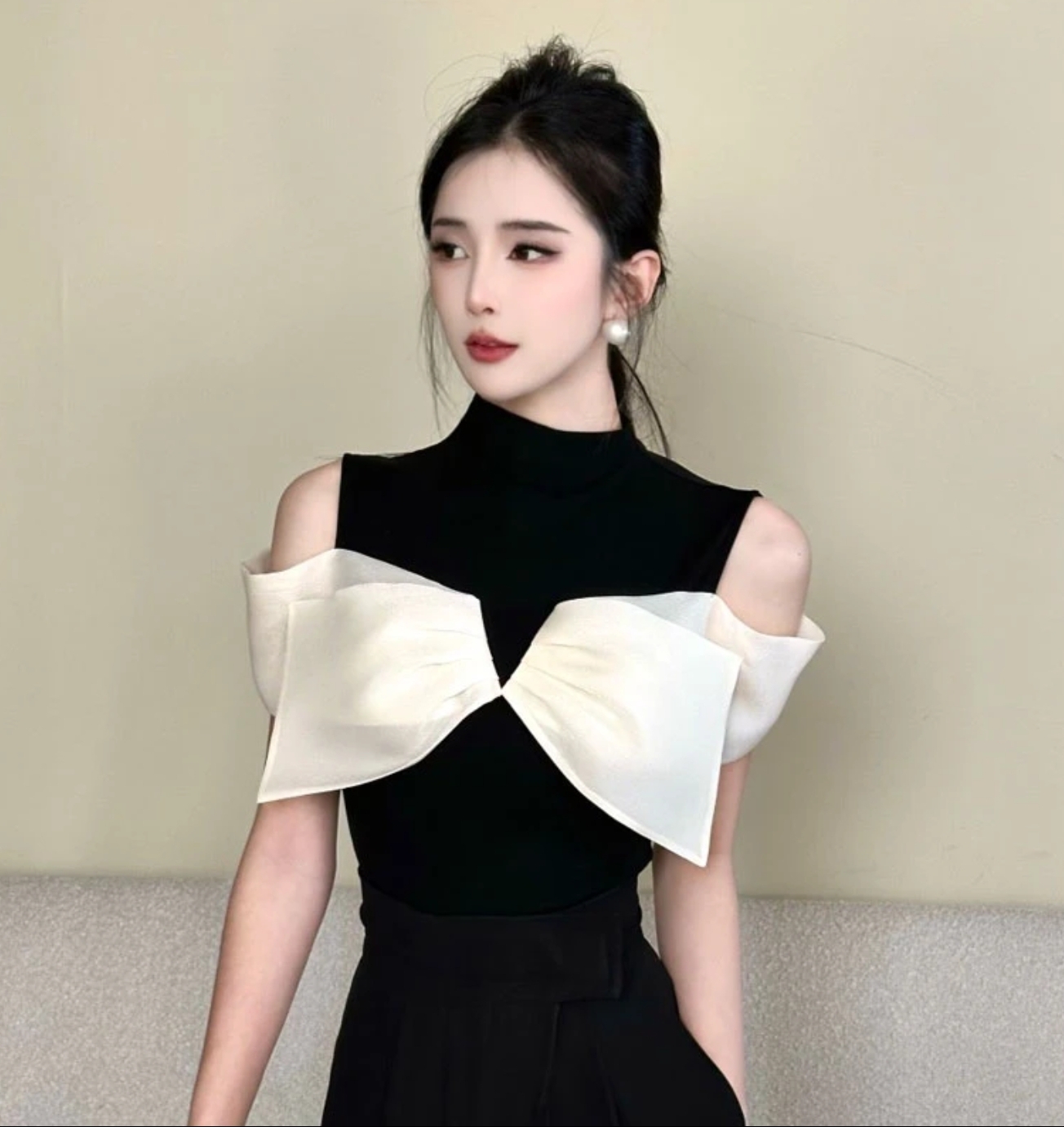 흑인과 백인 나비 머리말 라이 경기 서울 주간 실크 패치워크 색상 오프숄더 티셔츠 여성 2026 새로운 기본 셔츠 맨위 26254