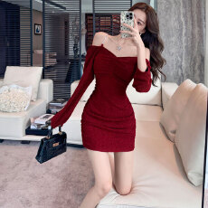 批发实拍安可拉红色亮丝设计感链条<b class='q'>吊带</b>露肩长袖<b class='q'>连衣裙</b>初秋辣妹短裙女