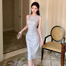 批发十三行实体品质金属镶饰斜领不对称腰间皱0束缚感弹力亮丝<b class='q'>连衣裙</b>