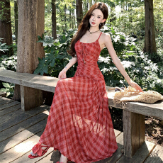 批发美式复古红色格纹收腰吊带连衣裙2025夏性感露背显瘦长裙