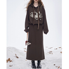 批发咖啡色慵懒风连帽卫衣两件套女2025年冬季新款休闲学院风时尚套装