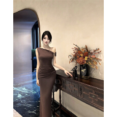 批发实拍法式辣妹斜领露肩褶皱收腰连衣裙女装新款修身显瘦长款包臀裙