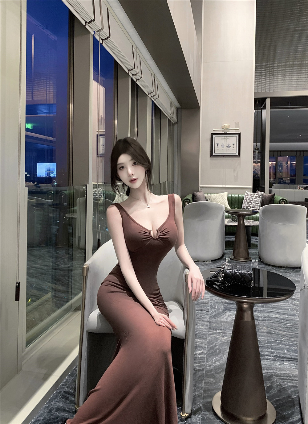 실사 고급 센스 품격 브라운 예복 치마 여성 여름 새로운 명문 여성 섹시함 백리스 휴가 타이트 스커트 치마