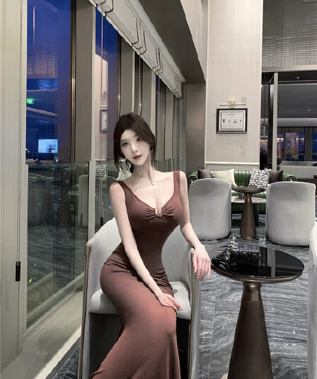 실사 고급 센스 품격 브라운 예복 치마 여성 여름 새로운 명문 여성 섹시함 백리스 휴가 타이트 스커트 치마