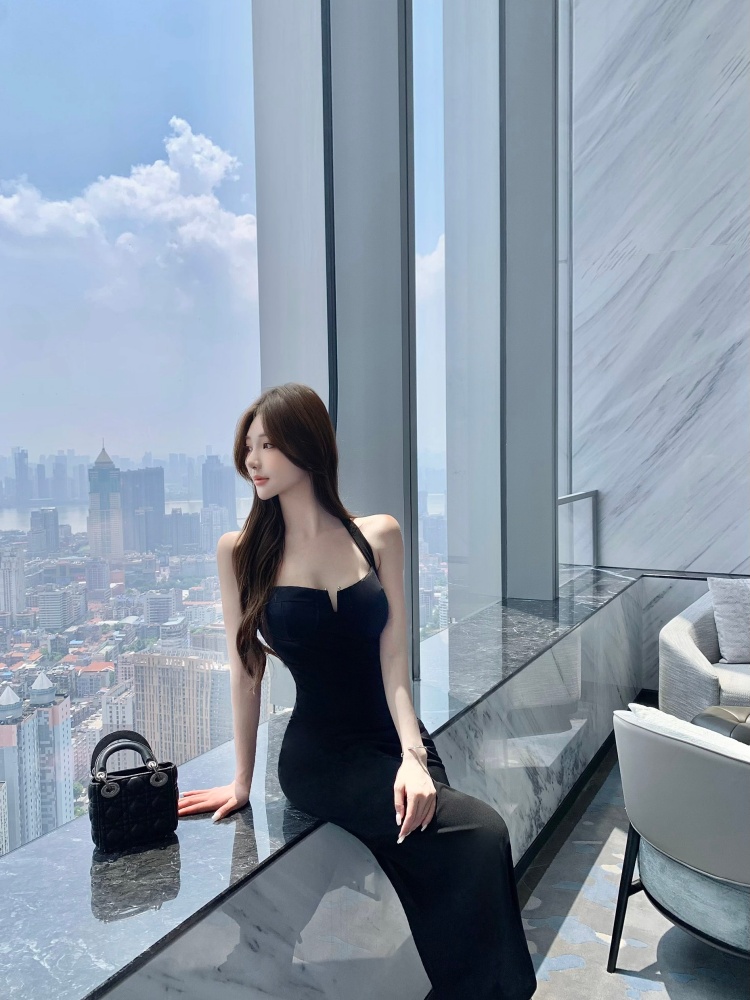 高级感黑色挂脖吊带连衣裙女夏季新款性感v领包臀裙子 服裝批發女裝批發服飾貨源