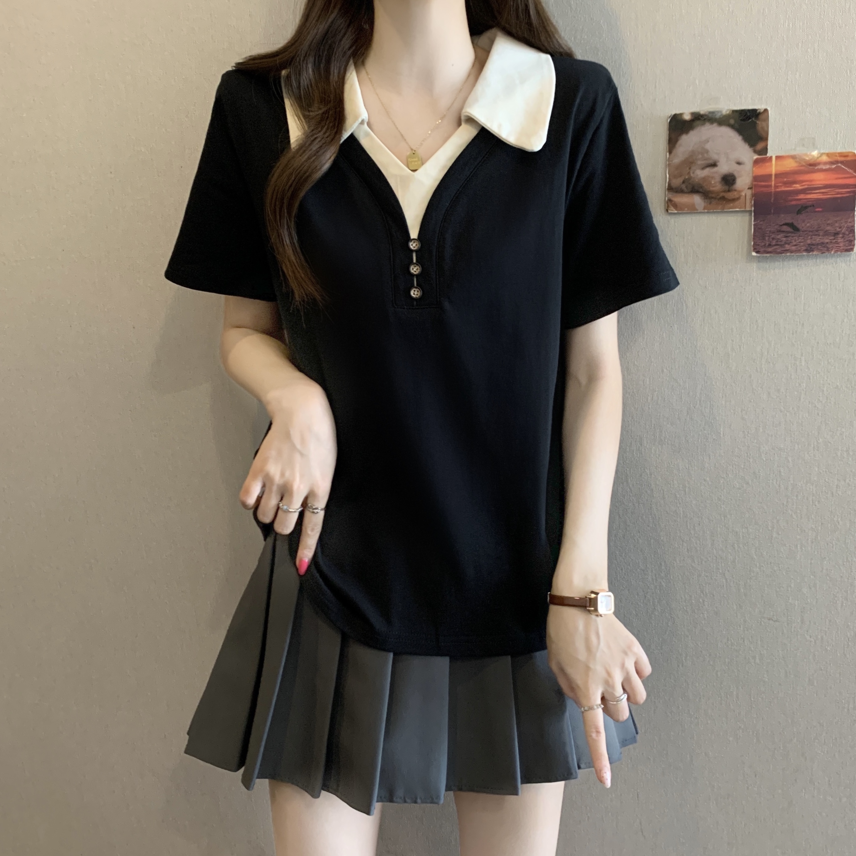 2026 여름 새로운 지방 mm 블랙 살구 패치워크 배색 POLO 셔츠 V넥 페이크 레이어드 디자인 센스 긍정적 인 어깨 다용도 티셔츠