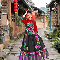 批发民族风刺绣套装女装红色长款大摆裙演出服气质两件套苗族民族<b class='q'>服装</b>