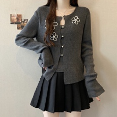 批发实拍~<b class='q'>大码</b>假两件花朵钉珠针织衫上衣秋冬新款内搭灰色打底衫