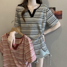批发实拍~大码胖mm设计感收腰短袖女<b class='q'>夏</b>季新款撞色V领压褶开衩条纹t恤