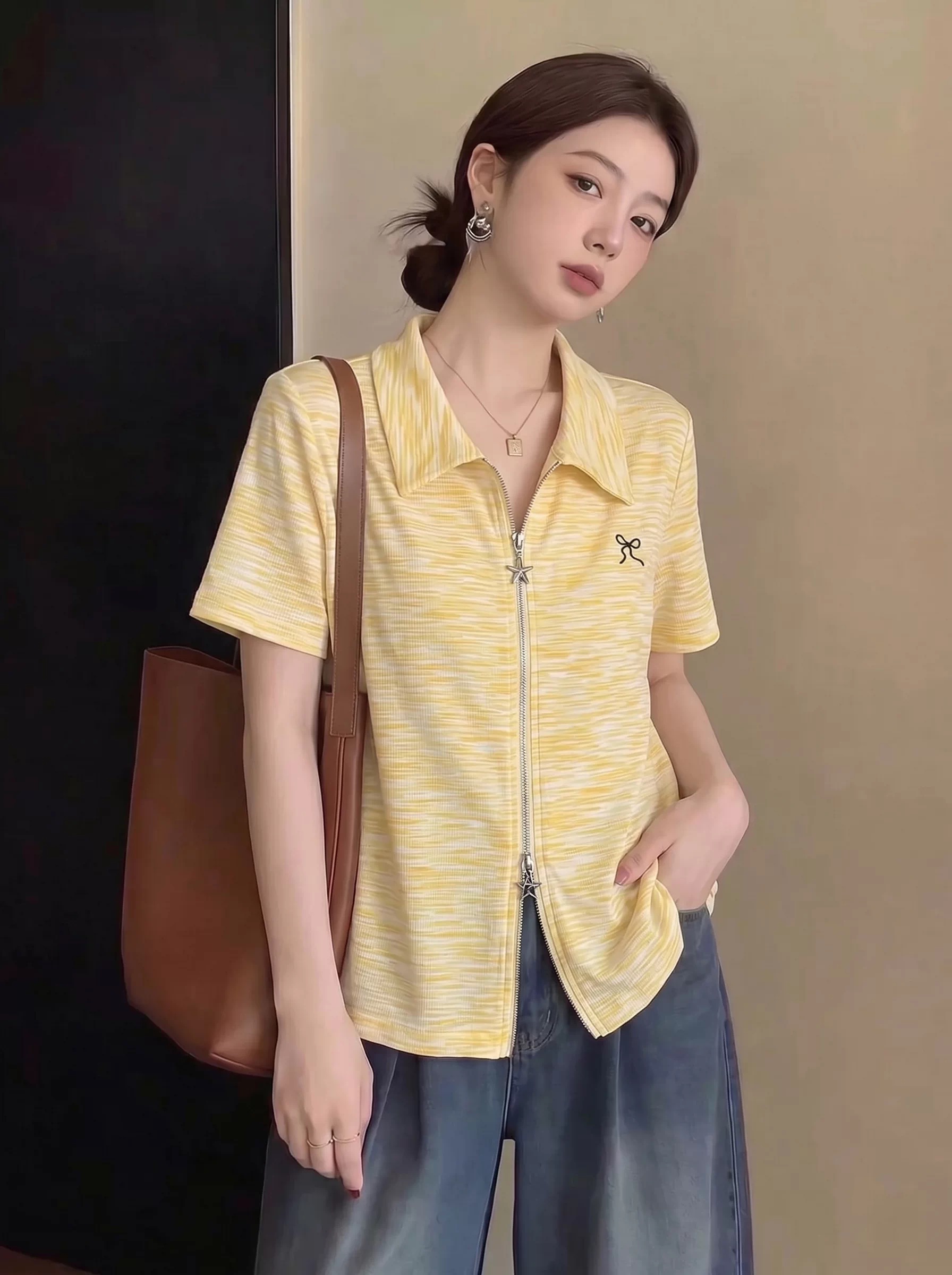 大码设计感黄色正肩短袖T恤夏季巨好看polo领双拉链开衫上衣   服裝批發女裝批發服飾貨源