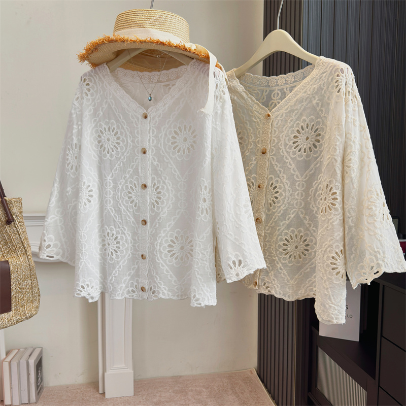 RY2104# 实拍大码女装法式蕾丝镂空刺绣V领百搭衬衫夏季新款显瘦防晒上衣