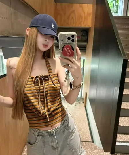 한 부서 페이크 레이어드 스트라이프 행침 목 민소매 조끼 여성 여름 2026 핫걸 외출용 백리스 몸매 가꾸기 슬림해 보이는 맨위