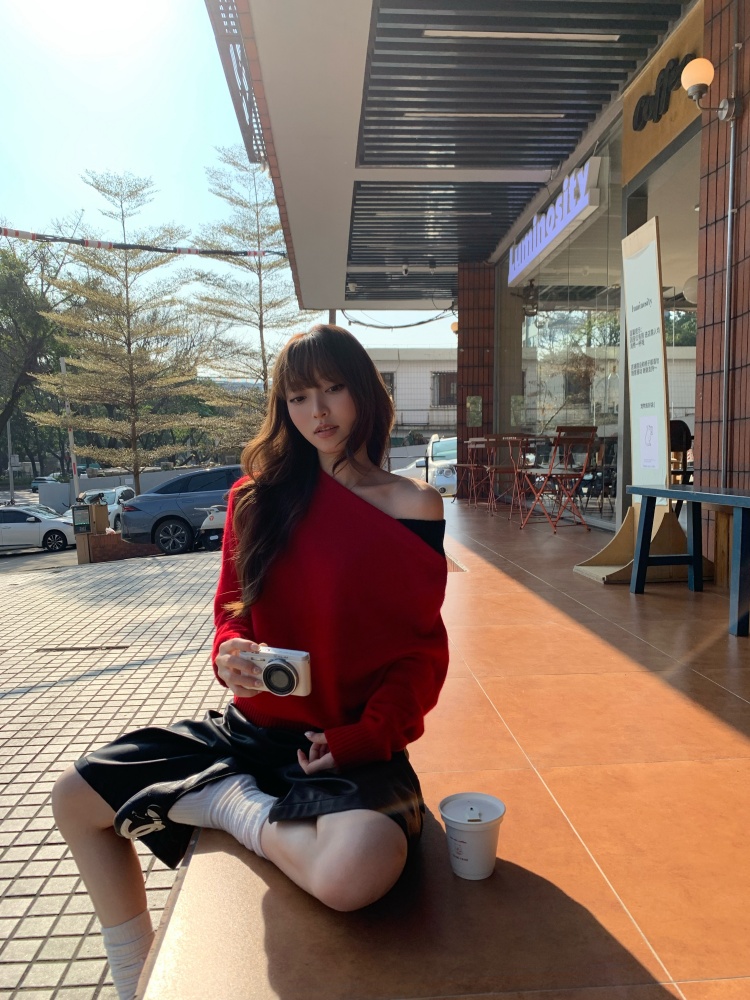 재고 있음 실사 한국 원본 싱글 디자인 센스 배색 비스듬한 어깨 스웨터