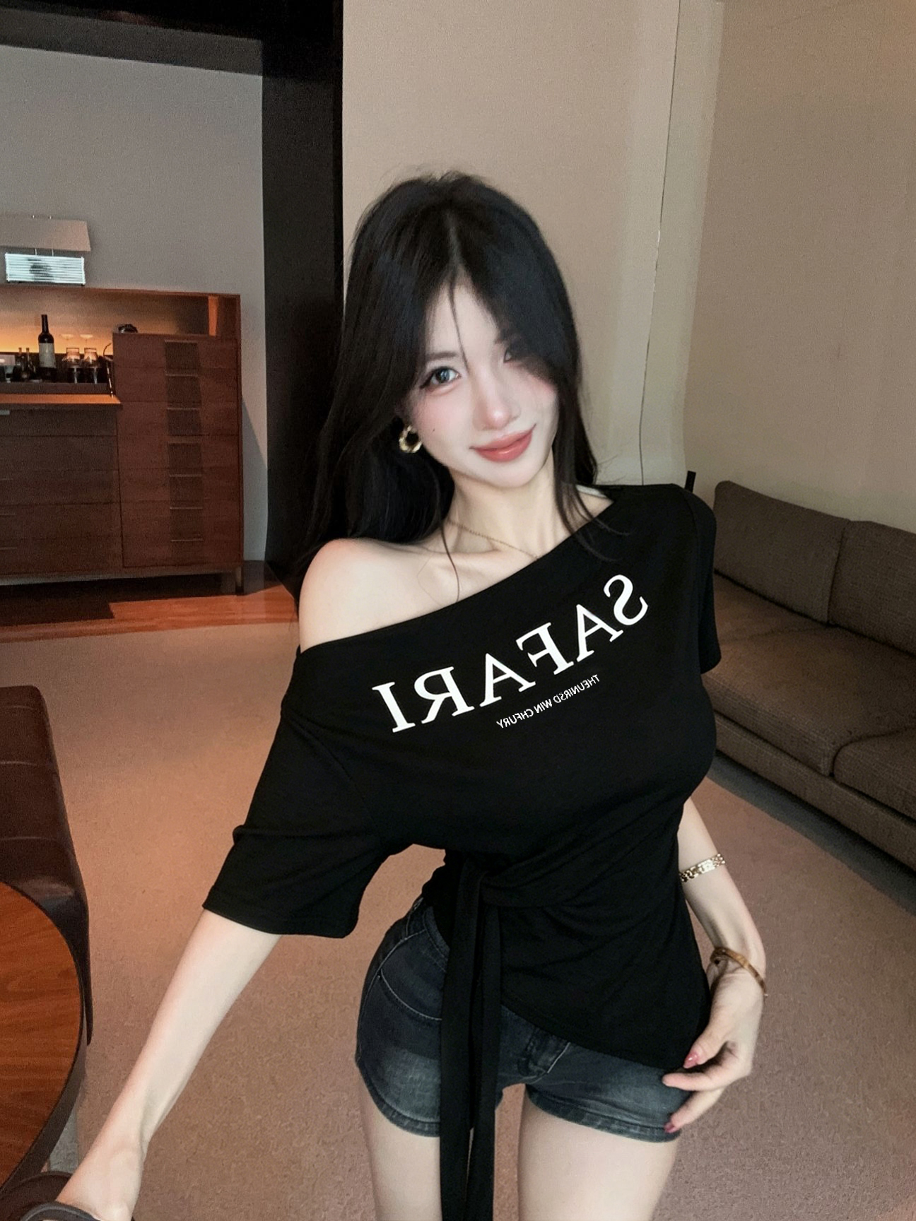 실사 새로운 핫걸 디자인 센스 보트넥 허리 수축 스트랩 반팔 알파벳 프린트 슬림해 보이는 맨위 티셔츠 여성
