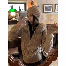 高级感卡其色毛领软糯毛衣外套女秋冬修身显瘦麻花加厚针织开衫