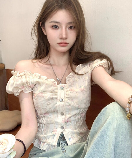 프랑스식 고급 센스 달콤한 매운맛 작은 꽃무늬 ins 맨위 여성 짧은 오프숄더 짧은 작은 셔츠 디자인 센스 여름 반팔