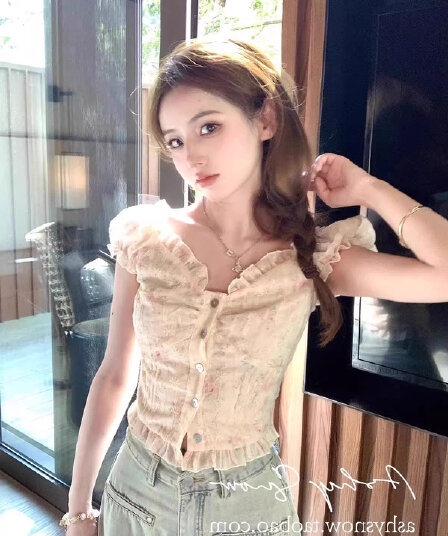 프랑스식 고급 센스 달콤한 매운맛 작은 꽃무늬 ins 맨위 여성 짧은 오프숄더 짧은 작은 셔츠 디자인 센스 여름 반팔